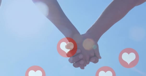 Birbirine Aşık Çiftlerin Orta Kesiminde Yüzen Kırmızı Kalp Ikonlarının Canlandırması — Stok video