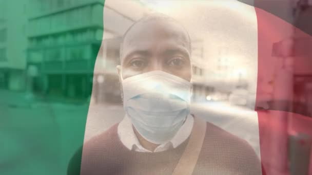 Animation Italiensk Flag Vinker Blandet Race Mand Iført Ansigtsmaske Covid – Stock-video