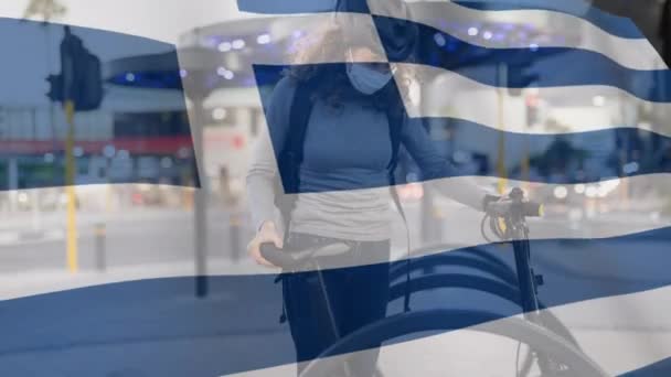 Animacja Greckiej Flagi Machającej Nad Białą Kobietą Masce Trzymającą Rower — Wideo stockowe