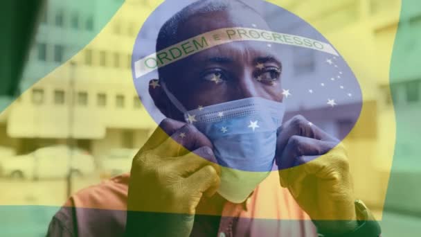 Animation Brasilianske Flag Vinker Blandet Race Mand Sætte Ansigtsmaske Covid – Stock-video