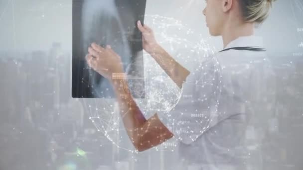 의사가 엑스레이 이미지를 분석하는 데이터 애니메이션 병원에서 진단을 노력하는 세계적 — 비디오