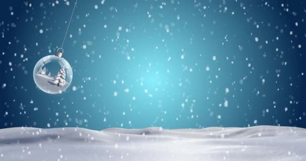 Animation Von Baumelnden Christbaumkugeln Und Mehreren Schneeflocken Die Auf Blauem — Stockvideo