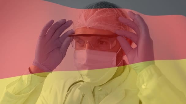 Animation Tysk Flag Vinker Blandet Race Kvindelige Videnskabsmand Sætte Beskyttende – Stock-video