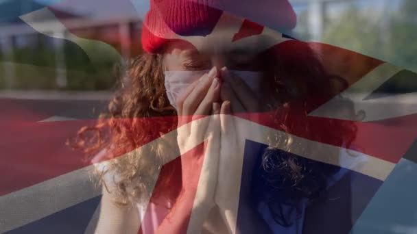 Animatie Van Britse Vlag Zwaaiend Blanke Vrouw Met Een Gezichtsmasker — Stockvideo