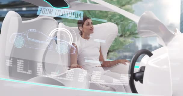 オートパイロットモードで白いインテリアと車の中で女性のアニメーションは 都市を横断運転します 未来工学人工知能の概念デジタル複合体 — ストック動画