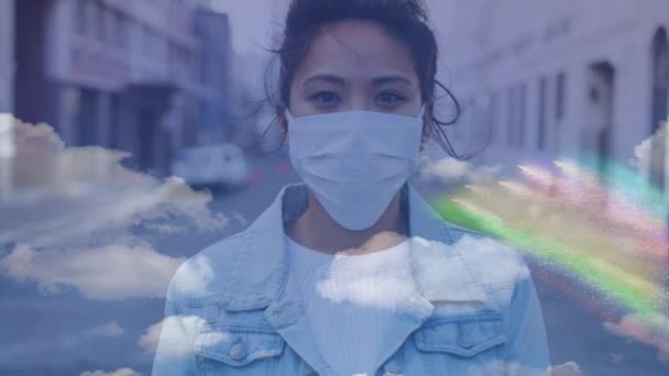 Animering Kvinna Bär Ansiktsmask Som Skyddar Från Covid Med Regnbåge — Stockvideo