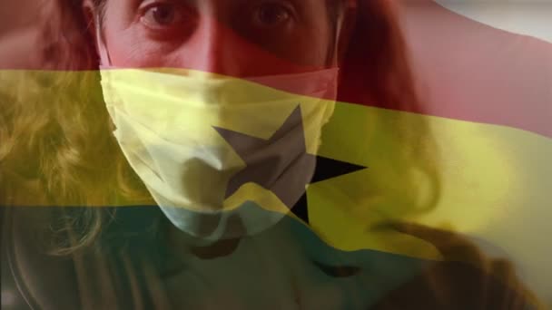 Animação Bandeira Gana Acenando Sobre Uma Mulher Caucasiana Usando Uma — Vídeo de Stock