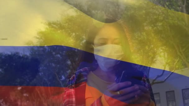 Animatie Van Colombiaanse Vlag Zwaaiend Aziatische Vrouw Met Een Gezichtsmasker — Stockvideo