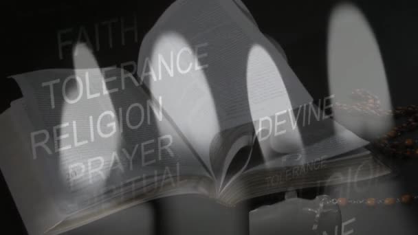 Анімація Слів Віри Віри Толерантності Релігії Рухається Над Декількома Свічками — стокове відео