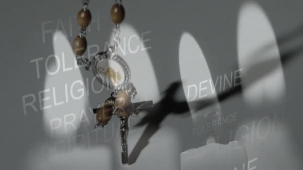 Animation Der Wörter Religion Spiritualität Glaube Toleranz Über Christlichem Rosenkranz — Stockvideo