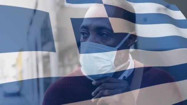 希腊国旗飘扬在身穿面具的混血儿身上的动画 Covid Coronavirus国家健康安全概念数字复合材料 — 图库视频影像