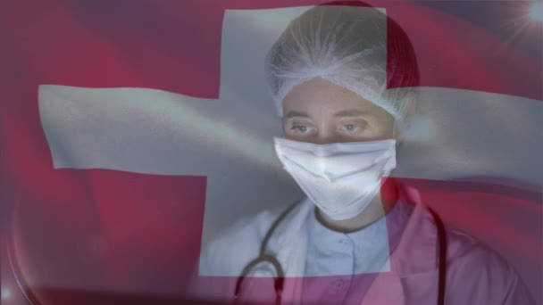 Анімація Швейцарського Прапора Махає Над Кавказькою Жінкою Лікарем Носить Маску — стокове відео