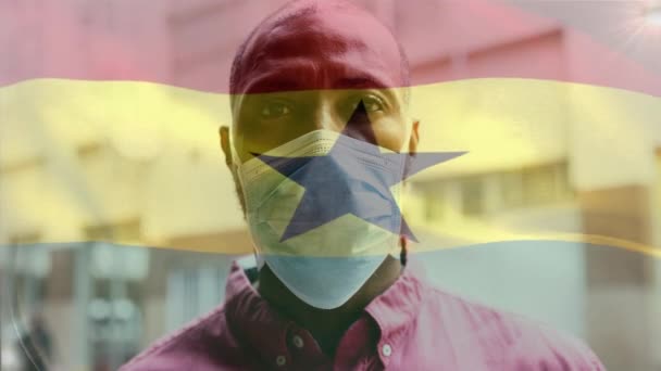 Yüz Maskesi Takan Melez Bir Irkın Üzerinde Sallanan Gana Bayrağının — Stok video