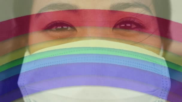 配戴面罩的女人带着彩虹从科维德19中保护出来的动画 全球大肠癌流行概念数字生成图像 — 图库视频影像