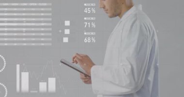 Dijital tablet kullanan beyaz takım elbiseli çekici bir erkek doktor üzerinde tıbbi veri işleme animasyonu. Küresel tıp sağlık konsepti dijital bileşik.