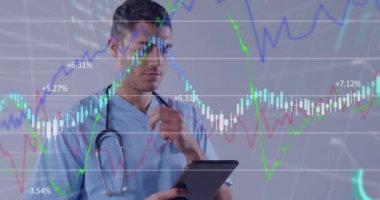 Dijital tablet kullanan ve gülümseyen çekici erkek sağlık çalışanı üzerinde tıbbi veri işleme animasyonu. Küresel tıp sağlık konsepti dijital bileşik.