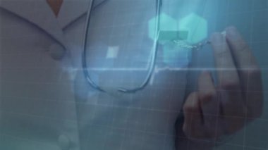 Kalp atış hızı monitörü ve mavi arka planda rozetini tutarken gülümseyen kadın doktora karşı kimyasal yapılar. tıp araştırması bilim konsepti
