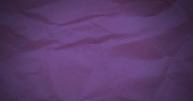 Dalgalar halinde hareket eden katlanmış koyu pembe kumaş ya da kağıt desenli arka plan animasyonu. Renk, ışık ve hareket kavramı dijital olarak oluşturuldu