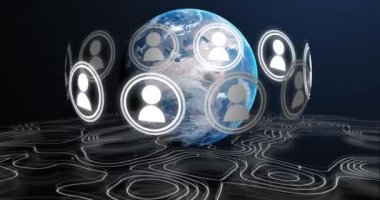 Siyah zemin üzerinde dönen simgelerin ve harita çizgilerinin olduğu dijital arayüzün dünya ile animasyonu. Dijital olarak oluşturulan küresel bağlantı ağı teknolojisi kavramı.