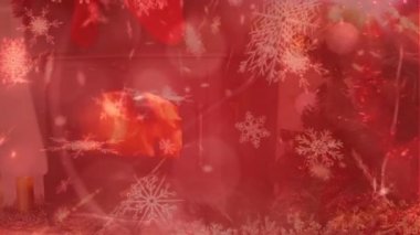 Kırmızı arka planda birden fazla kar tanesinin düşüşünün, şöminenin ve Noel ağacının canlandırılması. Noel kutlaması geleneği dijital olarak oluşturulmuş görüntü konsepti.