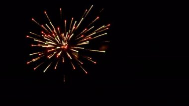 Patlayan çok renkli havai fişeklerle yeni yıl kutlamalarının animasyonu. Yeni Yıl Arifesi kutlamaları dijital ortamda oluşturulmuş bir görüntü..