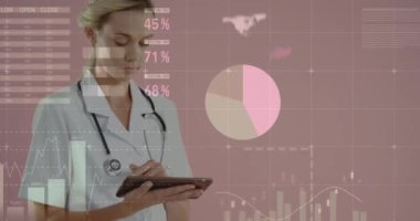 Pembe arka planda dijital tablet kullanarak boynunda steteskop olan düşünceli kadın doktor hakkında istatistiksel veri işleme. Tıp araştırmaları ve küresel finansman kavramı