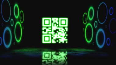 Parlayan ve yanıp sönen QR kodunun animasyonu. Parlayan neon tüneli ve değişen arka planda şekiller. Küresel arayüz teknolojisi kimlik kavramı dijital olarak oluşturulmuş görüntü.