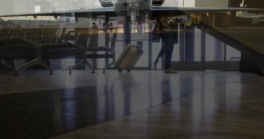 Havaalanında bavullarla yürüyen yolcuların uçak animajı. Küresel seyahat tatili iş konsepti dijital olarak oluşturulmuş görüntü.