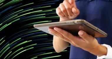 Siyah arkaplanda yeşil ışık izleri üzerinde dijital tablet kullanan orta kesimin canlandırılması. Dijital olarak oluşturulmuş küresel ağ sosyal medya iletişim konsepti.