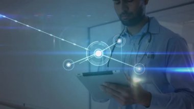 Hastanedeki dijital tableti kullanarak boynunda steteskop olan erkek doktora karşı bağlantılar ve parlayan mavi ışık yolları. tıp araştırma bilimi ve küresel ağ kavramı