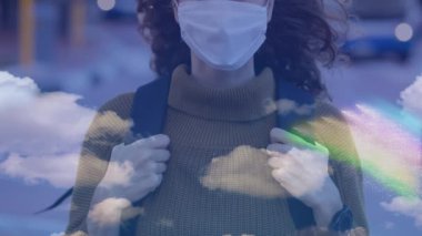 Yüz maskesi takan kadın animasyonu Covid 19 'dan gökkuşağı ile korunuyor. Dijital olarak üretilen küresel koronavirüs pandemik konsepti.