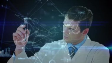 Siyah arkaplandaki görünmez ekrana dokunan test tüpü tutan erkek doktora karşı bağlantılar ve veri işleme ağı. tıp araştırma bilimi ve küresel ağ kavramı