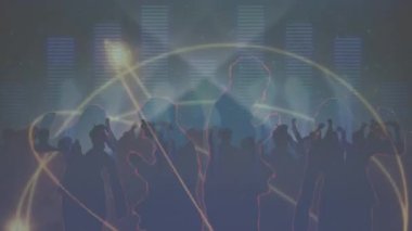 Dans eden insanlar ve mavi arka planda hareket eden grafik müzik dengeleyicisiyle dönen çoklu ışık yollarının animasyonu. Renk ve hareket kavramı dijital olarak oluşturuldu.