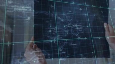 Hastanedeki röntgen görüntülerini analiz eden kadın doktor üzerindeki tıbbi veri işleme ve ızgara hatlarının animasyonu. Küresel tıp sağlık konsepti dijital bileşik.