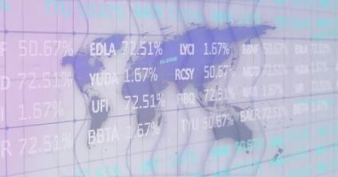 Dünya haritası üzerinde finansal veri işleme ile dijital arayüzün animasyonu. Dijital olarak oluşturulan küresel bağlantı ağı teknolojisi kavramı.