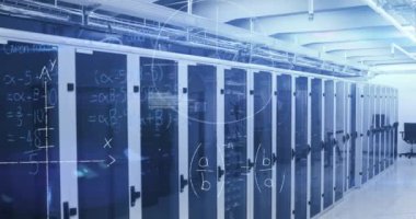 Teknoloji odasındaki bilgisayar sunucuları üzerinden hareket eden el yazısıyla yazılmış matematiksel denklemlerin ve dijital bilginin animasyonu. Dijital bilgisayar ağı konsepti dijital olarak oluşturuldu.