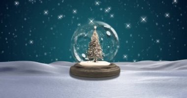 Kar küresi, parıldayan yıldızlar ve yeşil zemine düşen karla kış manzarasının animasyonu. Noel mevsimi şenlik konsepti dijital olarak oluşturulmuş görüntü.