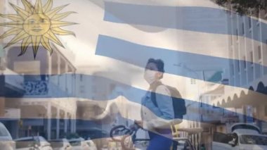 Uruguay bayrağı, yüz maskesi takan, bisikletli Asyalı bir kadının üzerinde sallanıyordu. Covid-19 Coronavirus Ulusal Sağlık Güvenliği Konsepti Dijital Kompozit