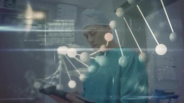 3D DNA yapısı dönüyor ve hastane koridorunda yürürken dijital tablet kullanan erkek cerrah hakkında veri işleme yapılıyor. tıp araştırma bilimi ve küresel ağ kavramı