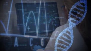 DNA yapısı dönüyor ve bilgisayar kullanan kadın doktorun dikiz aynasıyla karşılaştırılıyor. tıp araştırması bilim konsepti