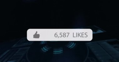 Baş parmaklar yukarı simgesine sahip konuşma balonu ve mavi arkaplan üzerinde dünya çapında tarama ve mali veri işleme karşı metin ve artan sayıları seviyor.