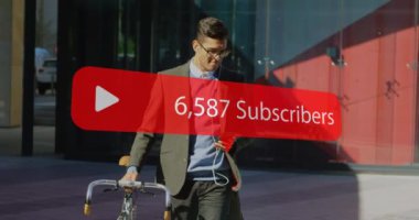 Abone metinleri ve işadamlarının sayılarıyla kırmızı sosyal medya arayüzü konuşma baloncuğunun animasyonu. Dijital olarak oluşturulan küresel sosyal medya ağı konsepti.