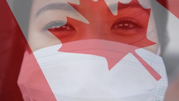 Animação Bandeira Canadense Acenando Sobre Mulher Asiática Usando Uma Máscara — Vídeo de Stock