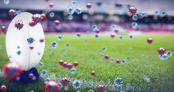 在空荡荡的体育场和橄榄球球上漂浮着的珊瑚细胞的动画 Global Covid Coronavirus Pandemic Sport Concept Digital Generated Image — 图库视频影像