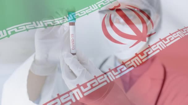 Animation Iranske Flag Vinker Kaukasiske Kvindelige Videnskabsmand Iført Beskyttelsestøj Holder – Stock-video