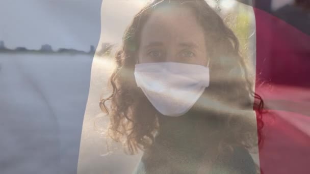 Yüz Maskesi Takan Beyaz Bir Kadının Üzerinde Sallanan Fransız Bayrağının — Stok video