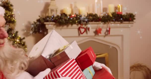 크리스마스의 풍경과 선물을 클로스의 애니메이션과 눈송이가 떨어진다 크리스마스 기념행사의 디지털 — 비디오