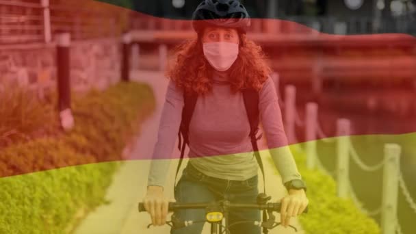 Animação Bandeira Alemã Acenando Sobre Mulher Caucasiana Usando Uma Máscara — Vídeo de Stock