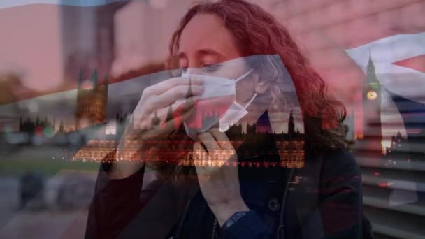 Animation Britisk Flag Vinker Kaukasiske Kvinde Iført Ansigtsmaske Med London – Stock-video