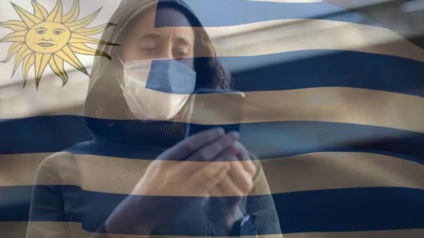 Animacja Greckiej Flagi Machającej Nad Kobietą Noszącą Maskę Twarzy Używającą — Wideo stockowe